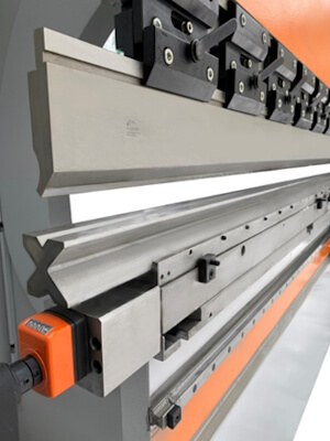 Трех осевой гидравлический пресс Ermaksan Power Bend Pro 2600-100 (С ручным бомбированием)