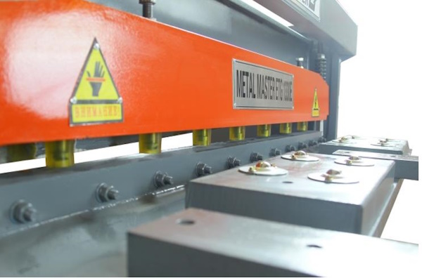 Электромеханическая гильотина Metal Master ETG 2015
                NC Электромеханическая гильотина Metal Master ETG 3030 NC