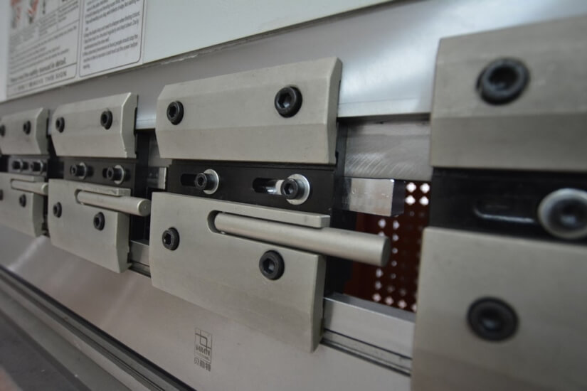 Вертикальный листогибочный пресс 
Metal Master серии HPJ 25160
 с ЧПУ E-21