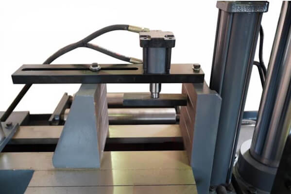 Двухколонный полуавтоматический ленточнопильный станок
Metal Master mgh-400