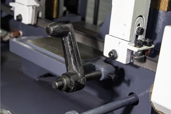 Двухколонный полуавтоматический ленточнопильный станок
Metal Master mgh-400