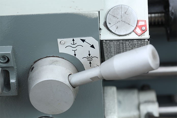 На токарном станке MLM 36100 продольная автоподача позволяет выполнять точение в диапазоне скоростей от 0,043 до 0,653 мм/об., а поперечная - от 0,027 до 0,413 мм/об. На токарном станке MLM 36100 продольная автоподача позволяет выполнять точение в диапазоне скоростей от 0,043 до 0,653 мм/об., а поперечная - от 0,027 до 0,413 мм/об.