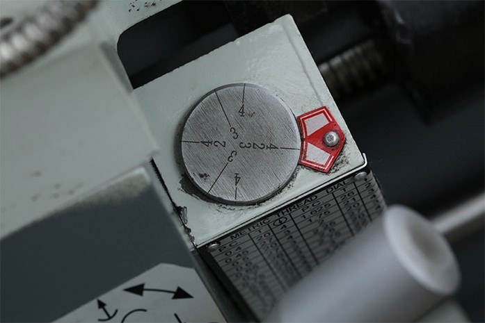 На токарном станке MLM 36100 резьбоуказатель значительно ускоряет и упрощает работу по нарезанию резьб. На токарном станке MLM 36100 резьбоуказатель значительно ускоряет и упрощает работу по нарезанию резьб.