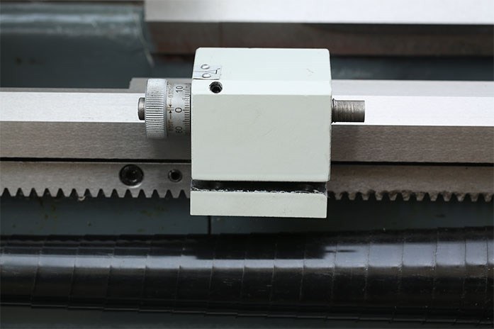 На токарном станке MLM 36100 установлен токарный упор с возможностью тонкой подстройки На токарном станке MLM 36100 установлен токарный упор с возможностью тонкой подстройки