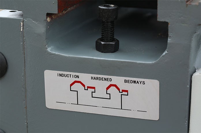 На токарном станке MLM 36100 станина из высококачественного серого чугуна закалена токами высокой частоты 
для повышения износостойкости. На токарном станке MLM 36100 станина из высококачественного серого чугуна закалена токами высокой частоты 
для повышения износостойкости.
