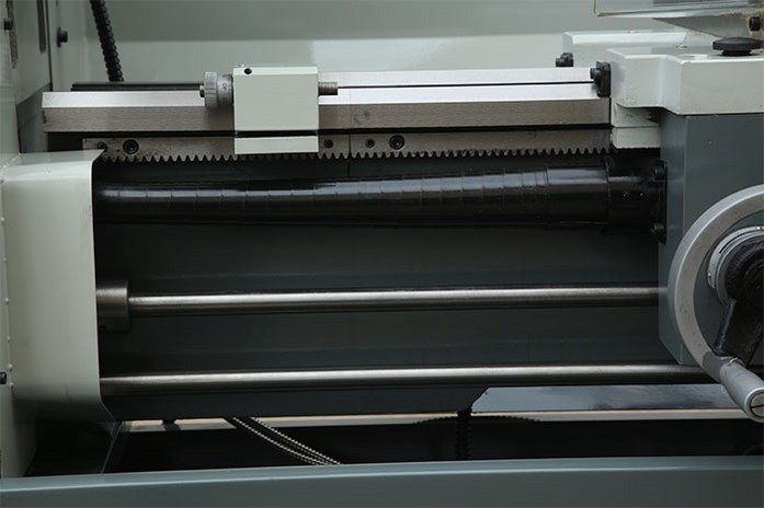 Ходовой винт токарного станка MLM 36100 снабжен защитой, что повышает ресурс разрезной гайки в каретке и упрощает уход за станком Ходовой винт токарного станка MLM 36100 снабжен защитой, что повышает ресурс разрезной гайки в каретке и упрощает уход за станком