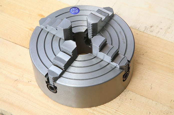 Четырехкулачковый патрон токарного станка MLM 36100 входит в базовый комплект поставки станка Четырехкулачковый патрон токарного станка MLM 36100 входит в базовый комплект поставки станка