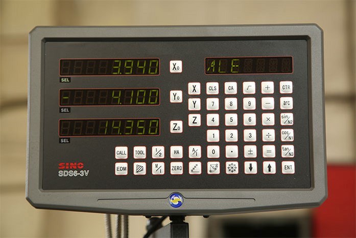 на токарном станке MLM 36100 установлена многофункциональная УЦИ SINO SDS6-3V на токарном станке MLM 36100 установлена многофункциональная УЦИ SINO SDS6-3V