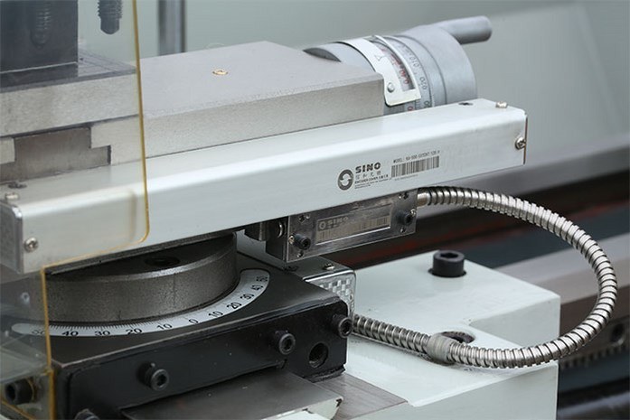 На токарном станке MLM 36100 подачи оснащены линейками УЦИ На токарном станке MLM 36100 подачи оснащены линейками УЦИ