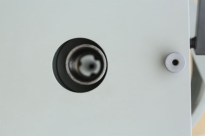 Максимальный диаметр отверстия на токарном станке MLM 36100  составляет 38 мм Максимальный диаметр отверстия на токарном станке MLM 36100  составляет 38 мм.