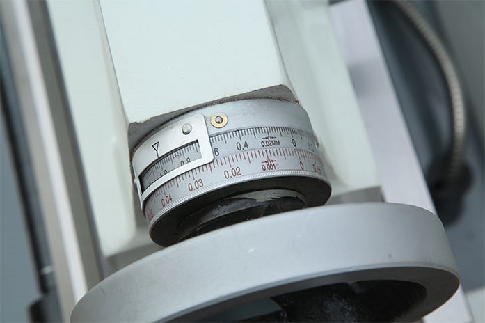 Удобные лимбы на токарном станке MLM 36100 с метрической и дюймовой шкалами. Удобные лимбы на токарном станке MLM 36100 с метрической и дюймовой шкалами.