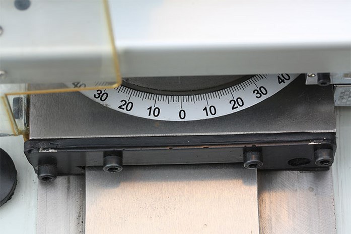 На токарном станке MLM 36100 регулировка салазок позволяет точно задать необходимый угол +/-500 На токарном станке MLM 36100 регулировка салазок позволяет точно задать необходимый угол +/-500