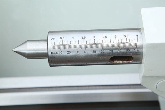 На токарном станке MLM 36100 ход пиноли задней бабки – 100 мм На токарном станке MLM 36100 ход пиноли задней бабки – 100 мм