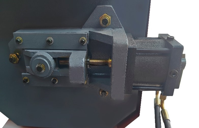 Полуавтоматические,  Ленточнопильный двухколонный станок  Metal Master MGH-600E
