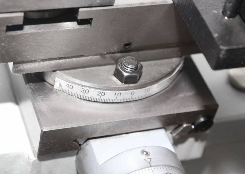 Для удобства нарезания конусов на станке предусмотрена возможность поворота верхней продольной салазки на угол ±60°