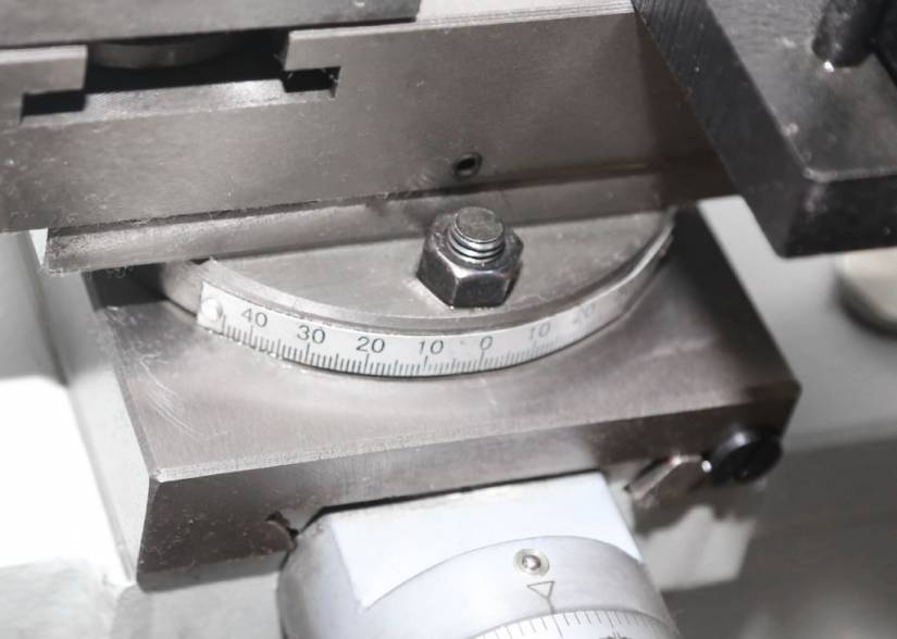 Для удобства нарезания конусов на станке предусмотрена возможность поворота верхней продольной салазки на угол ±60°.